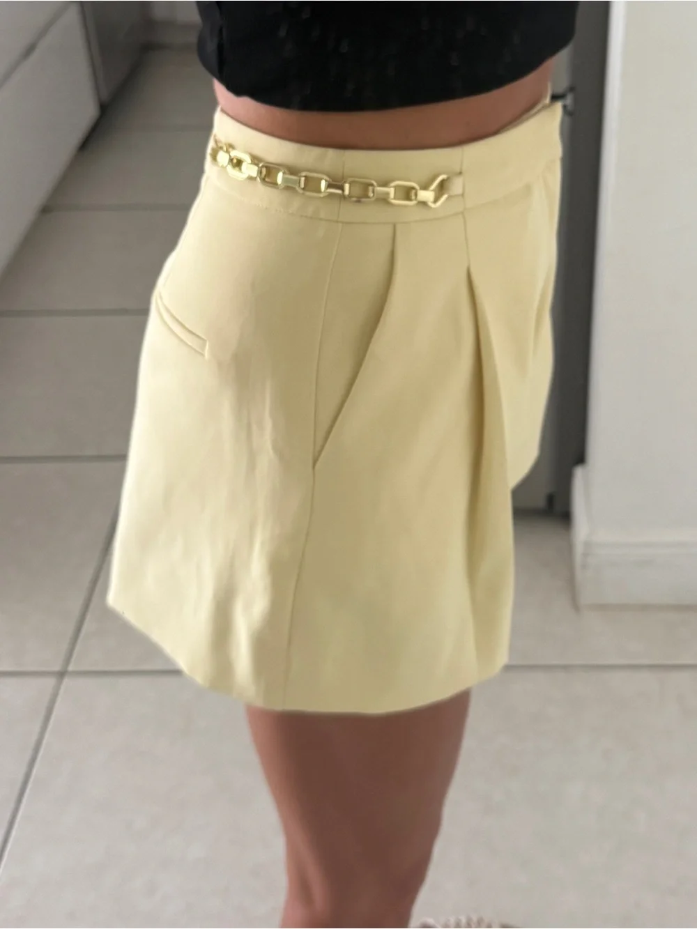 Generation Love Butter Yellow Pleated Shorts with Gold Chain Detail - Size 2 - Picture 4 of 7